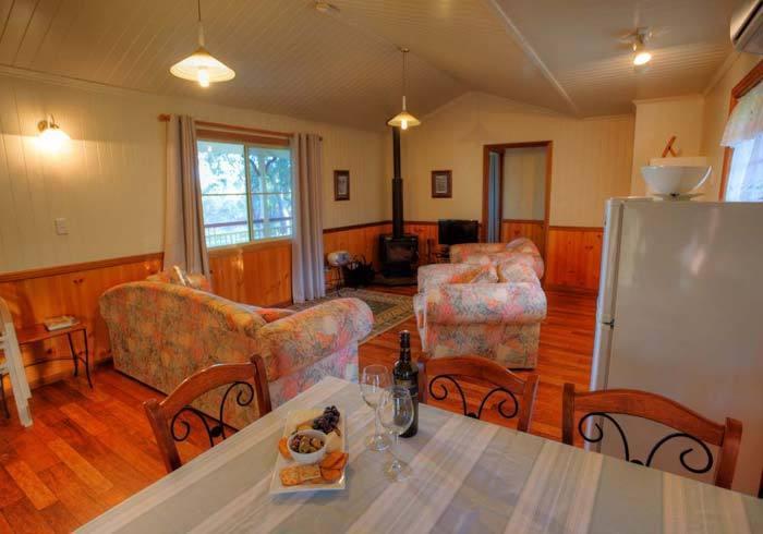 Accommodation Creek Cottages & Sundown View Suites Ballandean الغرفة الصورة